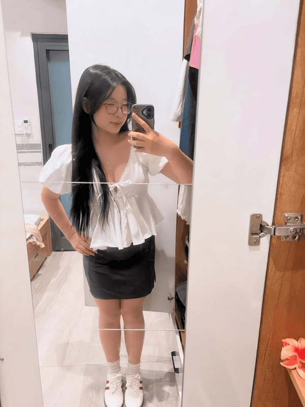 Ảnh gái đẹp chụp ảnh trước gương