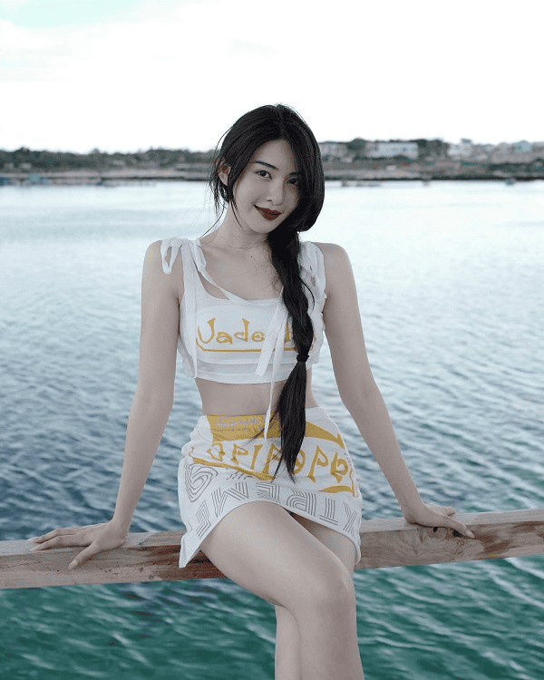 Ảnh gái đẹp mặc váy ngắn đi biển
