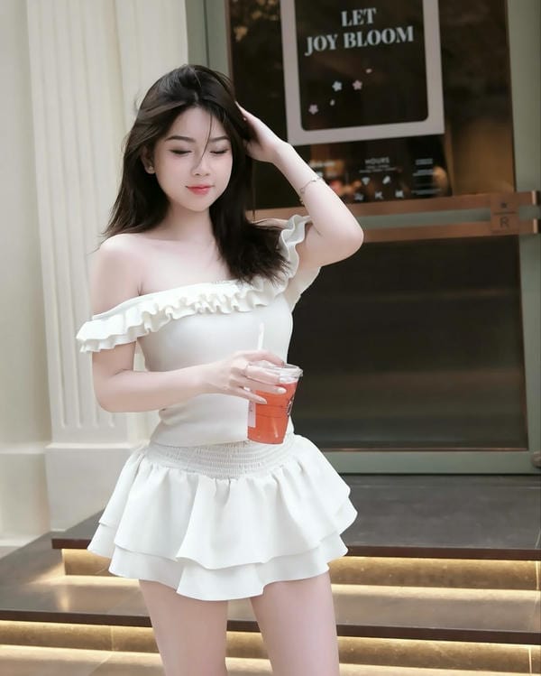 Ảnh gái đẹp mặc váy xếp ly màu trắng