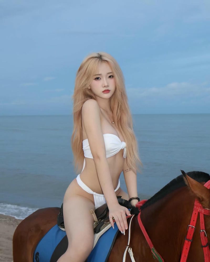 Ảnh gái xinh mặc bikini màu trắng Ảnh gái xinh mặc bikini màu trắng