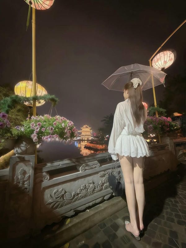 Gái đẹp mặc váy ngắn