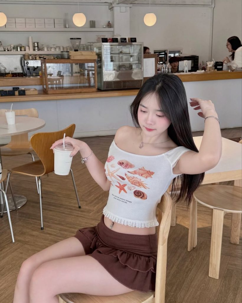 Hình ảnh cô gái đẹp đang uống trà sữa