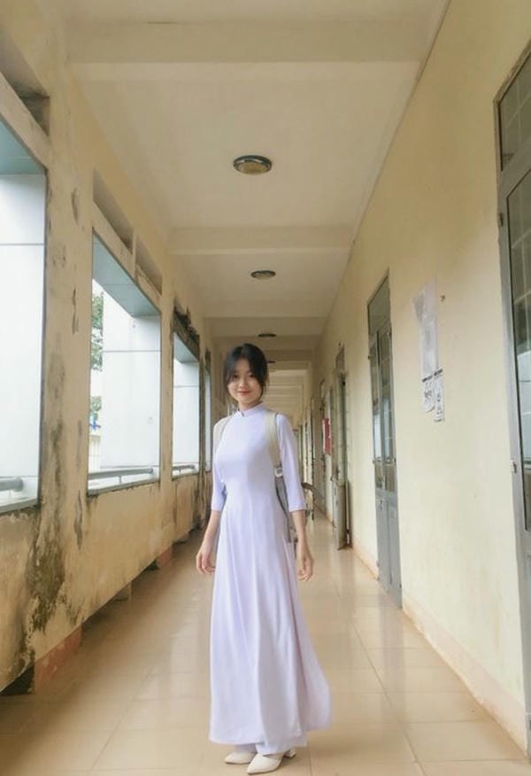 Hình gái xinh 2012 ở hành lang lớp học Hình gái xinh 2012 ở hành lang lớp học