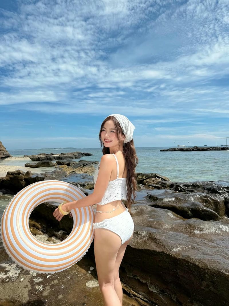 gái xinh mặc bikini đi biển cute gái xinh mặc bikini đi biển cute