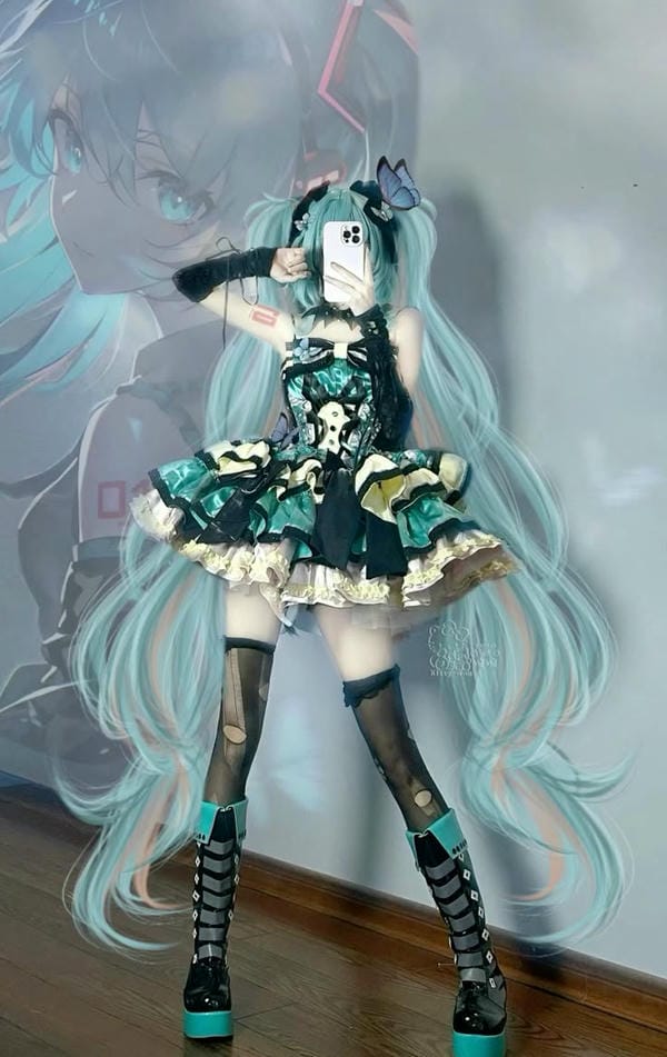 Ảnh cosplay miku che mặt bằng điện thoại Ảnh cosplay miku che mặt bằng điện thoại