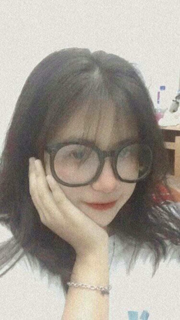 Ảnh gái k14 đeo kính