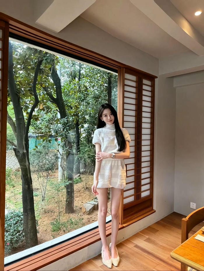 Ảnh gái xinh Trung Quốc mặc váy ngắn khoe đôi chân đẹp