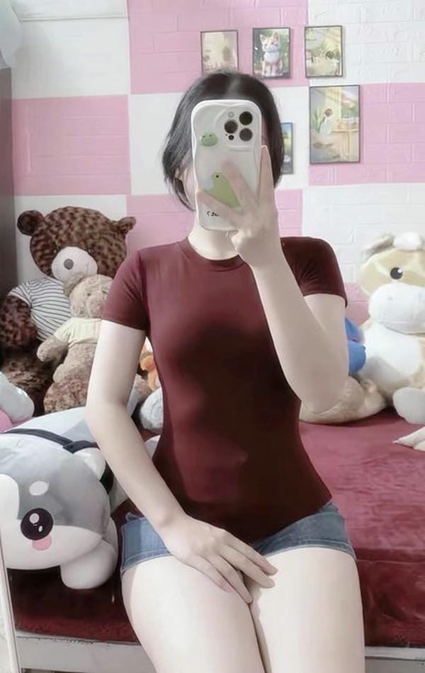 Ảnh gái xinh chụp dáng trước gương che mặt