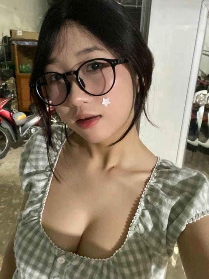 Ảnh gái xinh cute đeo kính Ảnh gái xinh cute đeo kính