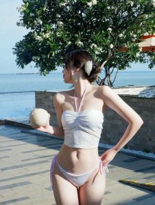 Ảnh gái xinh mặc bikini đi biển khoe làn da trắng mịn