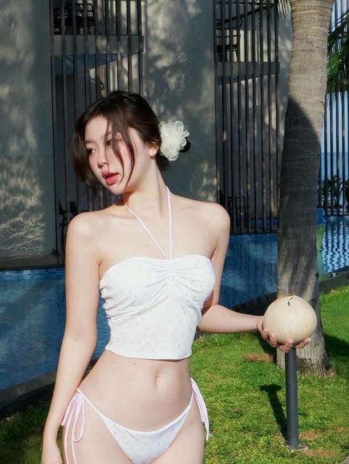 Ảnh gái xinh mặc bikini màu trắng đi biển Ảnh gái xinh mặc bikini màu trắng đi biển