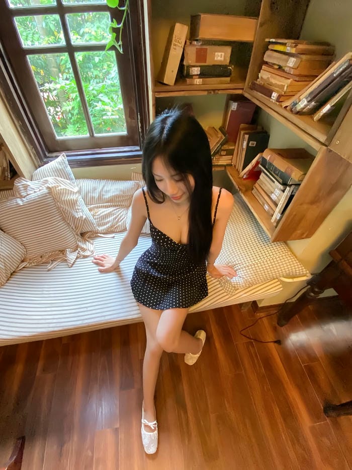 Ảnh gái xinh mặc váy ngắn bên khung cửa sổ bình yên Ảnh gái xinh mặc váy ngắn bên khung cửa sổ bình yên