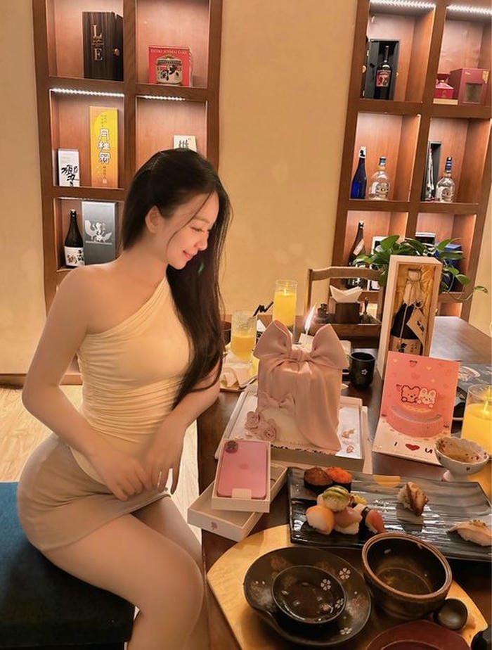 Ảnh gái xinh mặc váy ngắn bó sát Ảnh gái xinh mặc váy ngắn bó sát