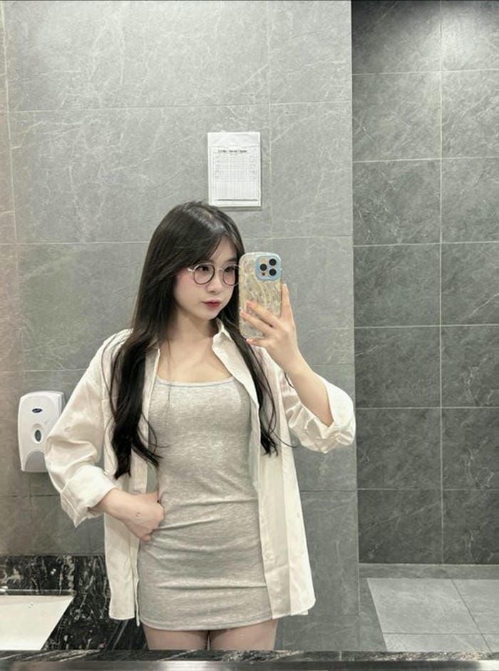 Ảnh gái xinh mặc váy ngắn chụp tự sướng Ảnh gái xinh mặc váy ngắn chụp tự sướng