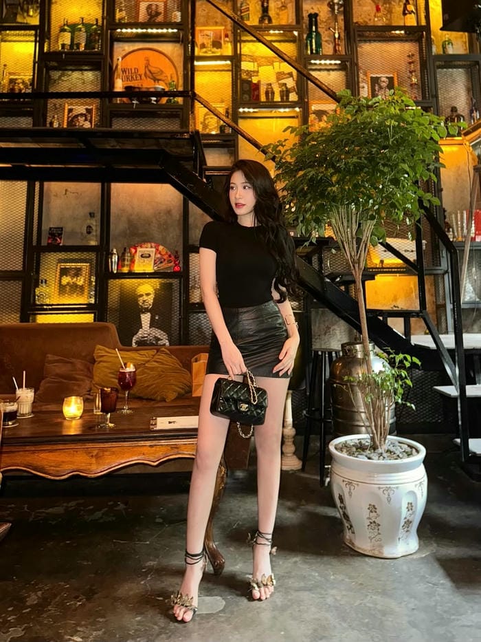 Ảnh gái xinh mặc váy ngắn màu đen khoe đôi chân dài miên man Ảnh gái xinh mặc váy ngắn màu đen khoe đôi chân dài miên man
