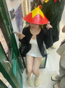Ảnh gái xinh mặc váy ngắn trắng che mặt