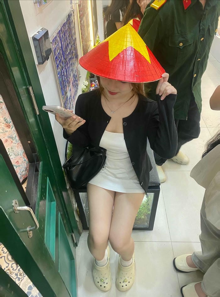 Ảnh gái xinh mặc váy ngắn trắng che mặt Ảnh gái xinh mặc váy ngắn trắng che mặt