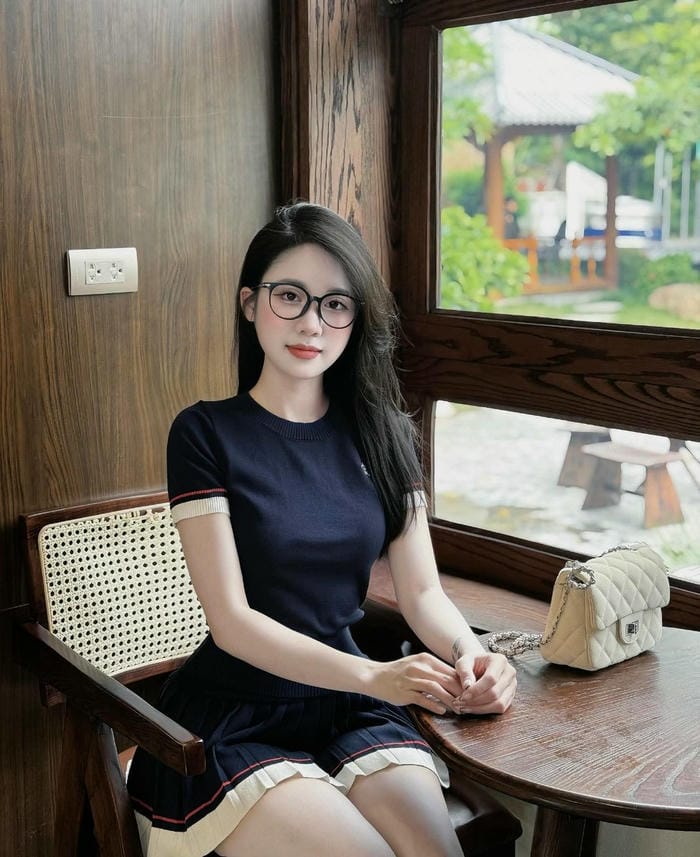 gái xinh đeo kính mặc váy ngắn màu đen gái xinh đeo kính mặc váy ngắn màu đen
