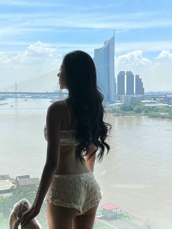 Gái xinh mông to (1)
