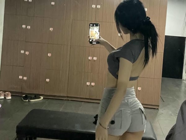 Gái xinh mông to (18)