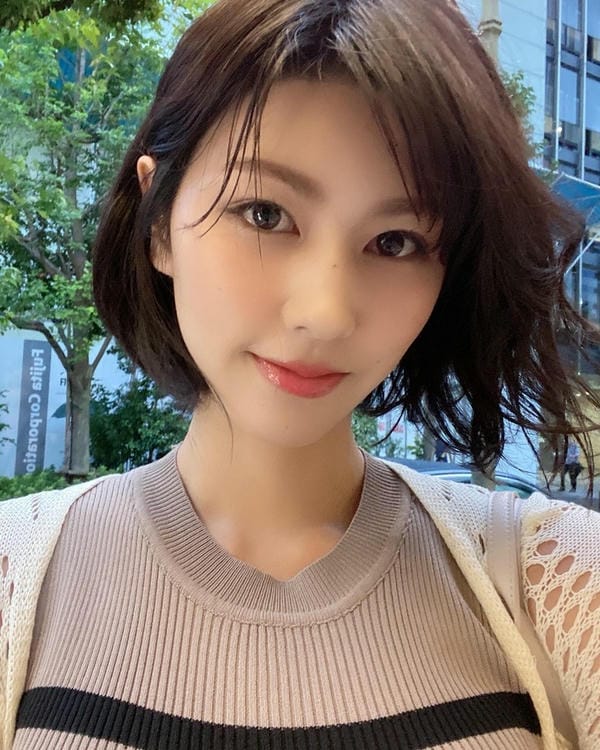 Suzume vừa là hiện thân của “nữ thần gợi cảm”, vừa là tấm gương của sự chăm chỉ Suzume vừa là hiện thân của “nữ thần gợi cảm”, vừa là tấm gương của sự chăm chỉ