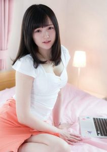 Emiri Suzuhara được biết đến như một trong những biểu tượng “loli trong trẻo”