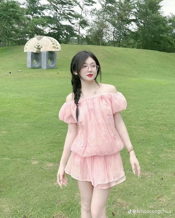 Gái xinh mặc pinky