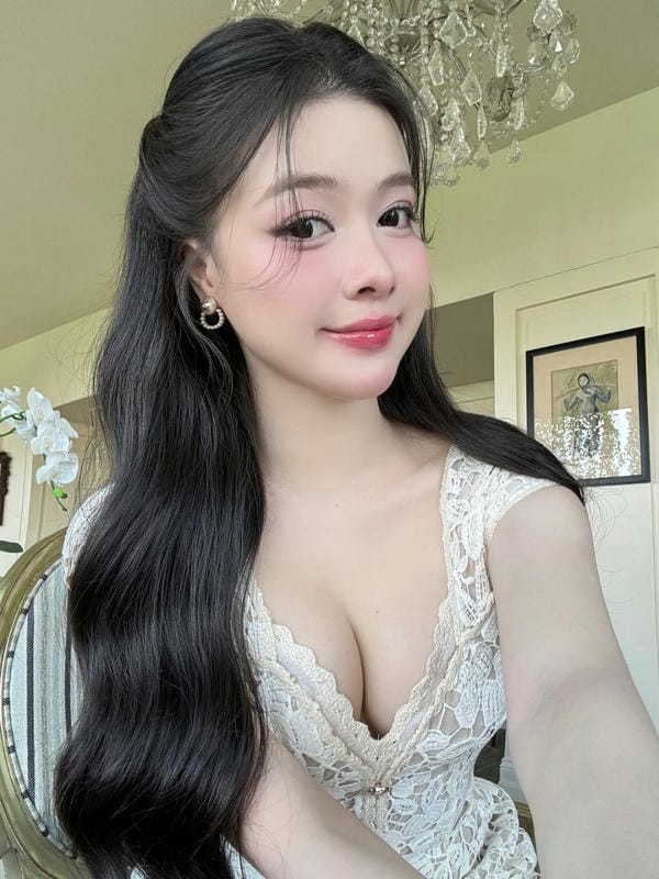 Gái xinh ngực to (1)