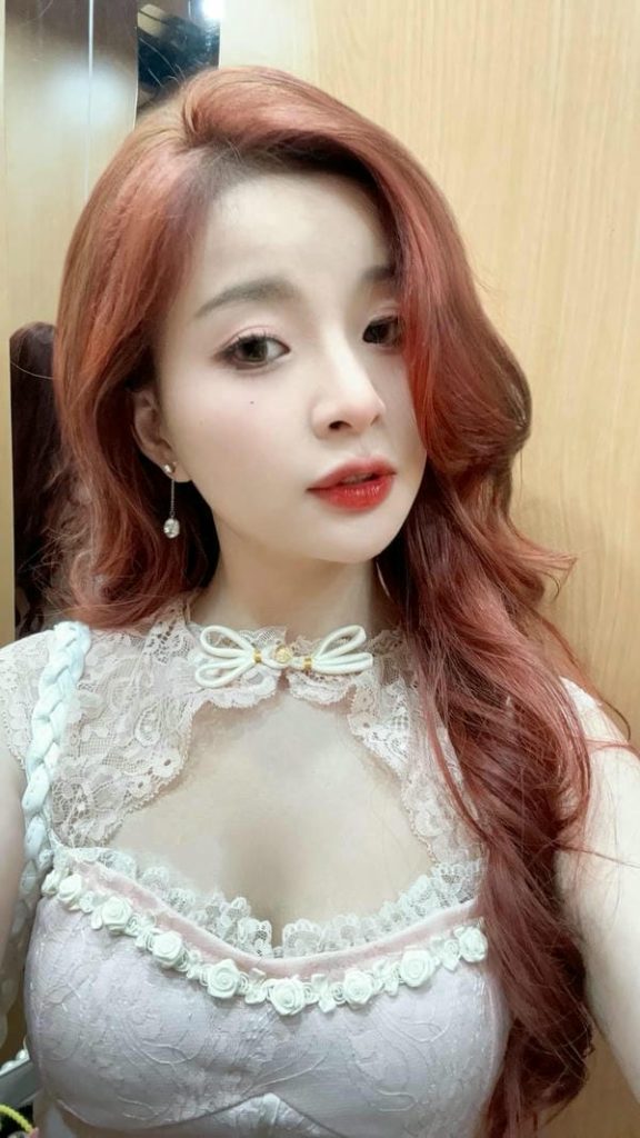 Nữ streamer Mèo 2k4