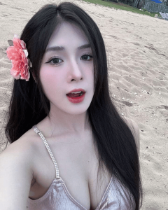 Quỳnh Alee mặc bikini sexy