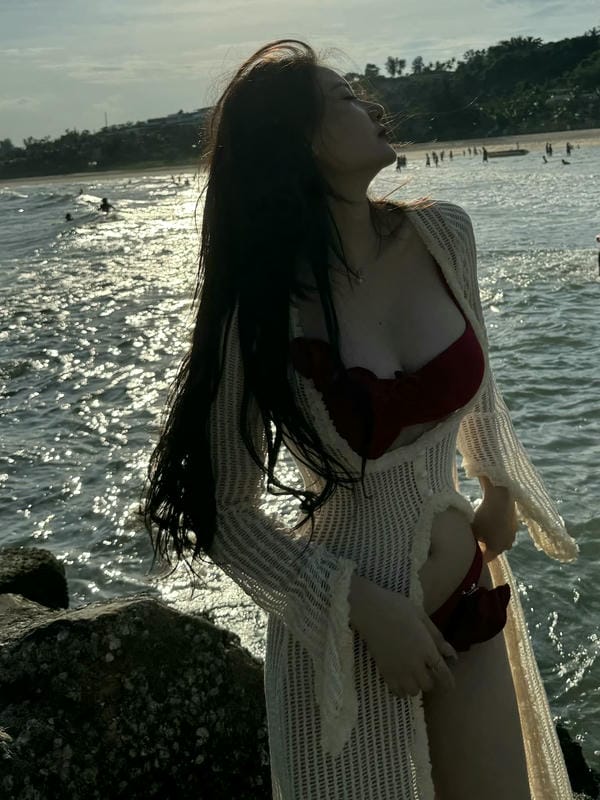Thư Vũ mặc bikini (2)