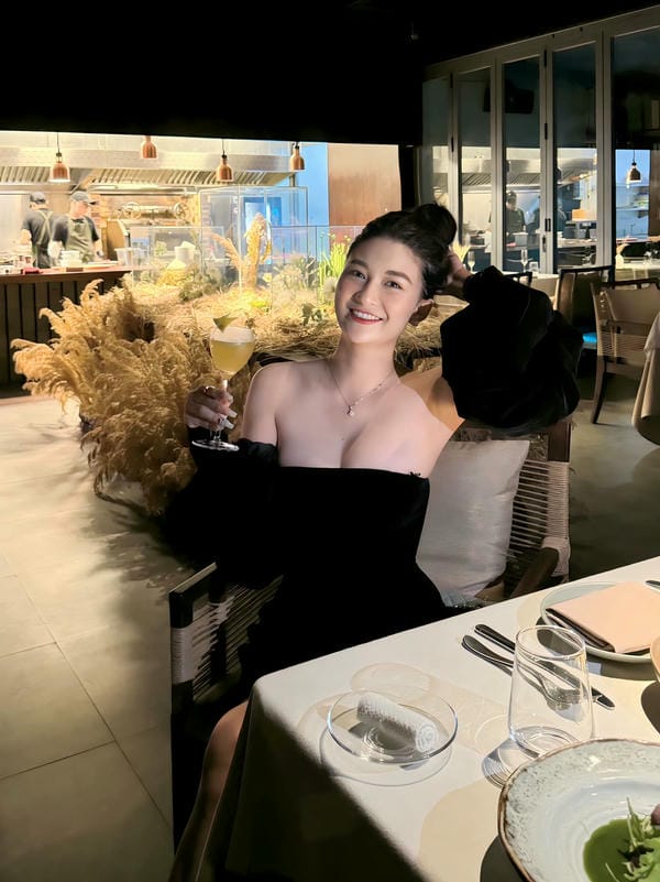 Thư Vũ, tên thật là Vũ Thị Anh Thư, sinh năm 1998 tại Hà Nam Thư Vũ, tên thật là Vũ Thị Anh Thư, sinh năm 1998 tại Hà Nam