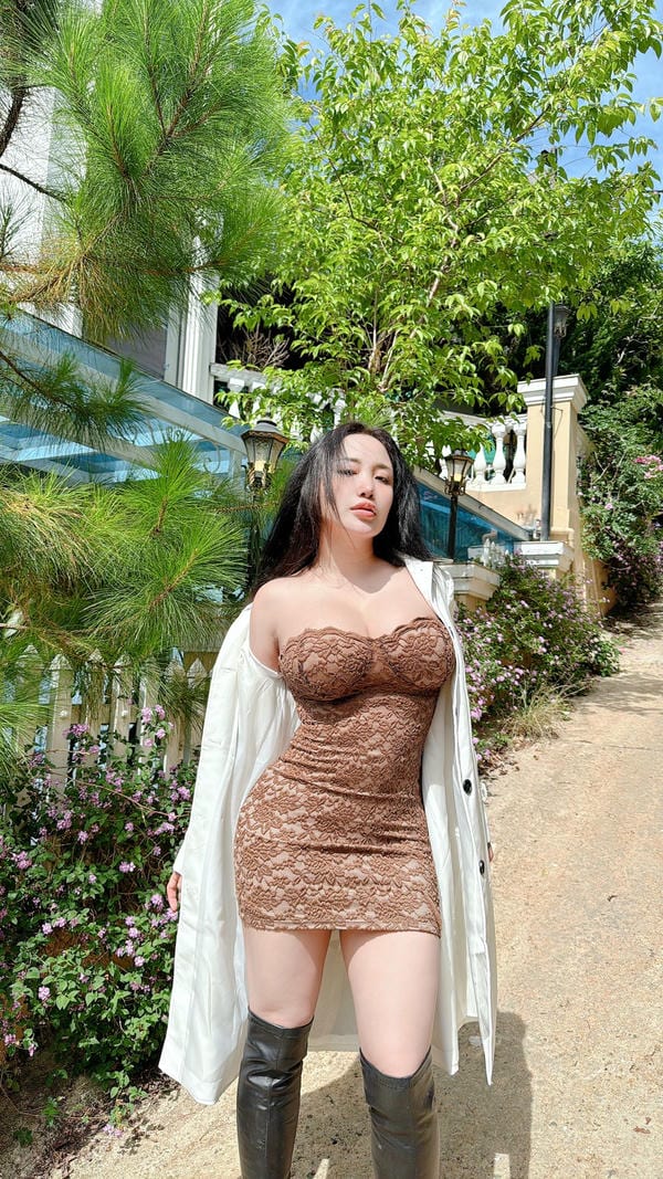 Dương Nguyệt Cầm sinh năm 1994, lớn lên tại TP. Hồ Chí Minh Dương Nguyệt Cầm sinh năm 1994, lớn lên tại TP. Hồ Chí Minh