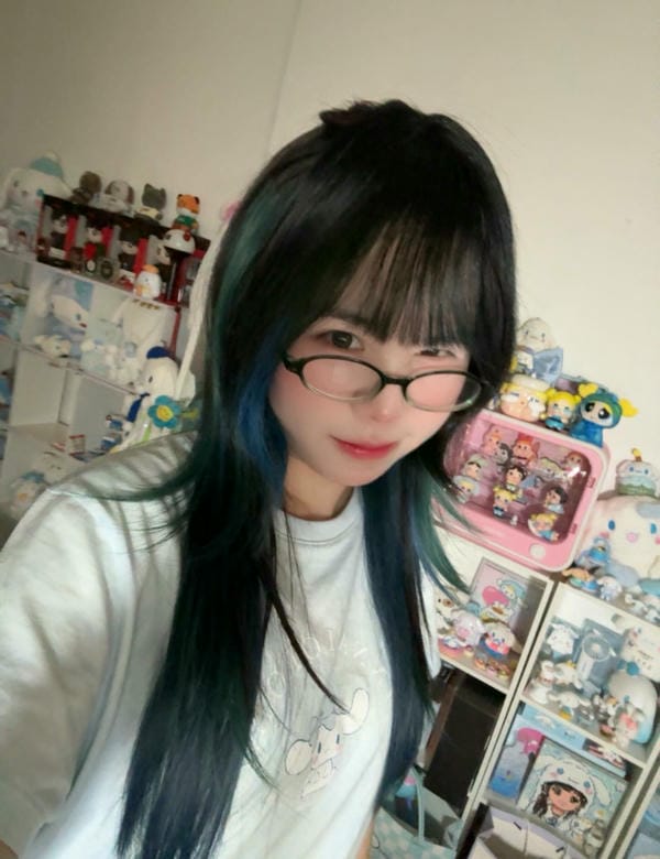 Ngoài làm YouTube, Simmy còn tham gia voice acting, sáng tác nhân vật