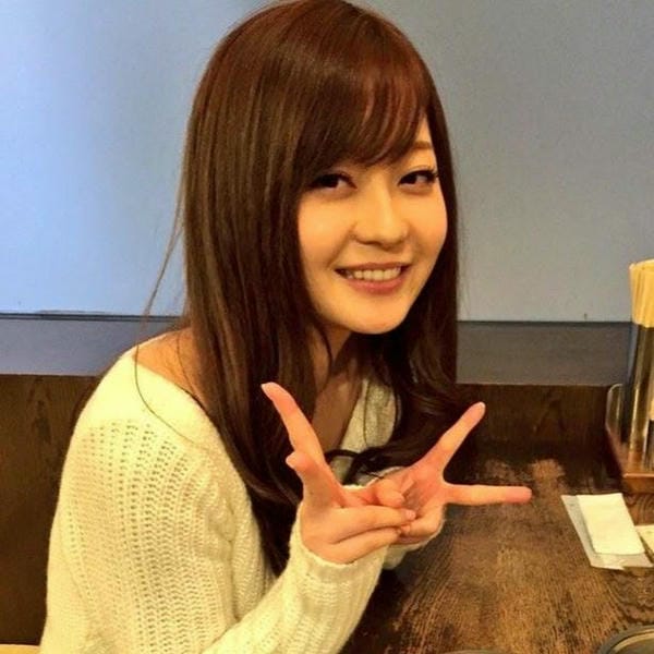 Rina Ishihara nổi bật nhờ sự kết hợp giữa gương mặt ngây thơ