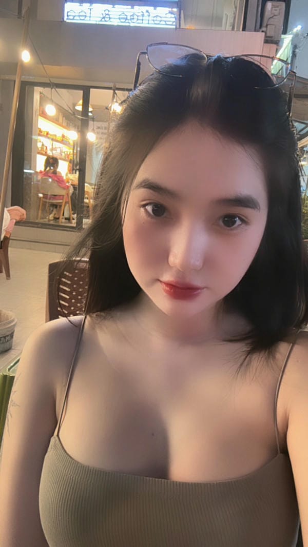 Ununneee là nickname của một nữ creator Ununneee là nickname của một nữ creator