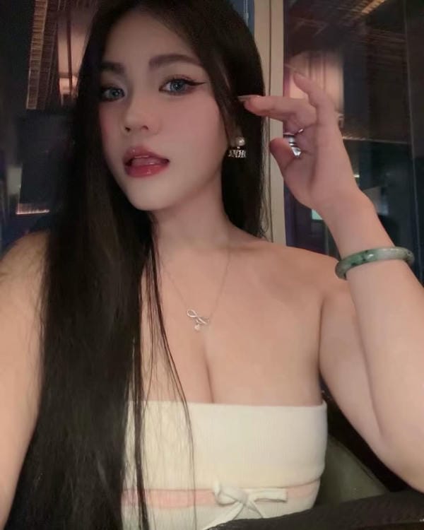 SunieBae biết cách sử dụng thần thái, biểu cảm và góc chụp để tạo cảm giác gần gũi, cuốn hút người xem SunieBae biết cách sử dụng thần thái, biểu cảm và góc chụp để tạo cảm giác gần gũi, cuốn hút người xem