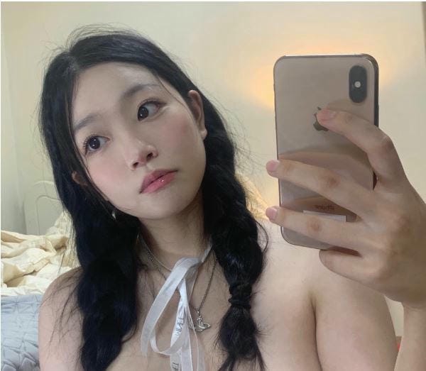 Bên cạnh các bộ ảnh gợi cảm, Yumi_03 còn được biết đến với việc bán video người lớn 18+ Bên cạnh các bộ ảnh gợi cảm, Yumi_03 còn được biết đến với việc bán video người lớn 18+