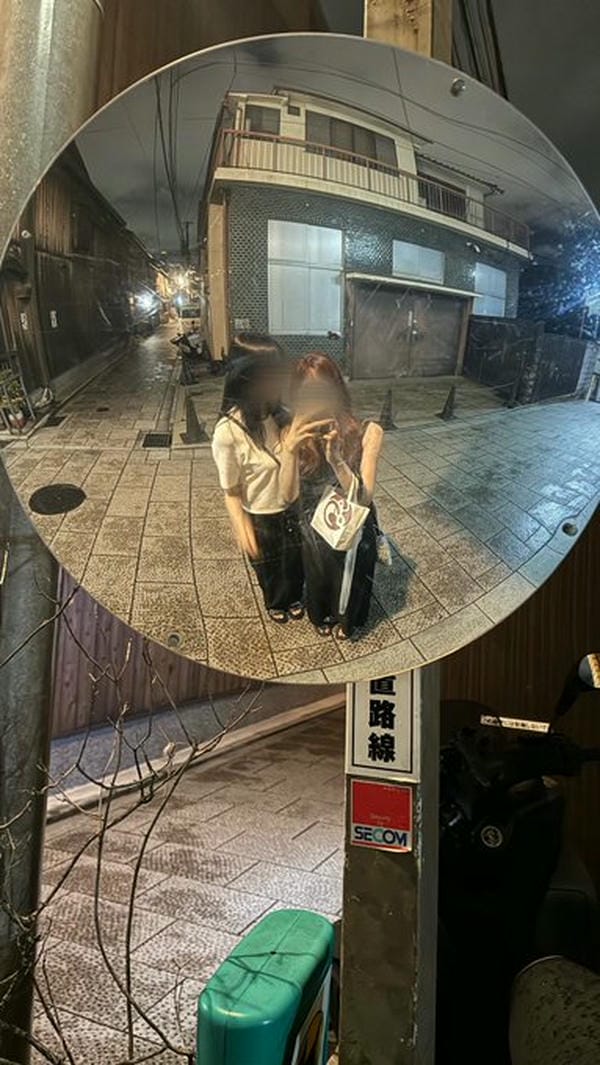 lilyxoxoles giữ bí mật danh tính cũng khiến fans tò mò lilyxoxoles giữ bí mật danh tính cũng khiến fans tò mò