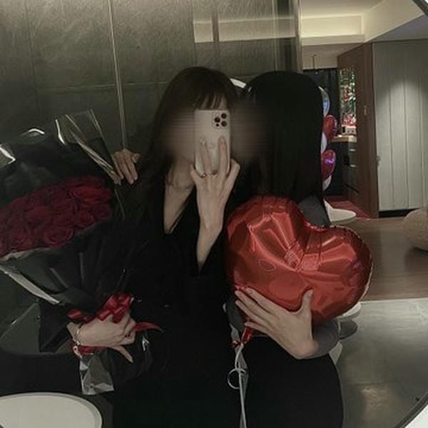 Hai cô gái xuất hiện trong không gian quen thuộc như phòng ngủ, Hai cô gái xuất hiện trong không gian quen thuộc như phòng ngủ,