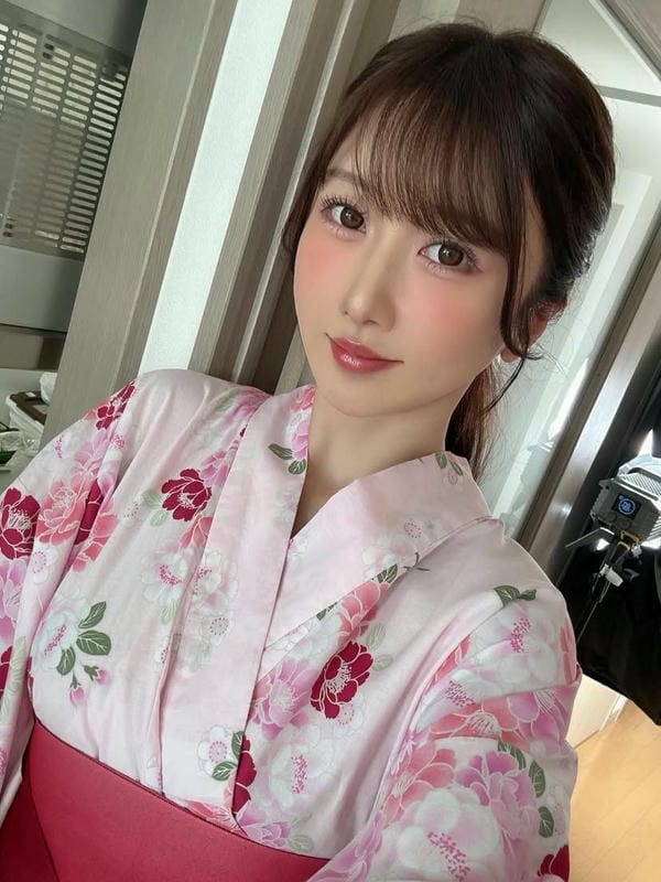 Mina Kitano (北野未奈) sinh ngày 20 tháng 5 năm 2000 Mina Kitano (北野未奈) sinh ngày 20 tháng 5 năm 2000