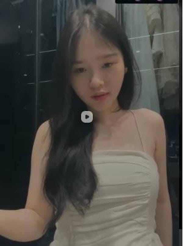 Yangying99 sở hữu làn da trắng sáng, vóc dáng gọn gàng, cân đối