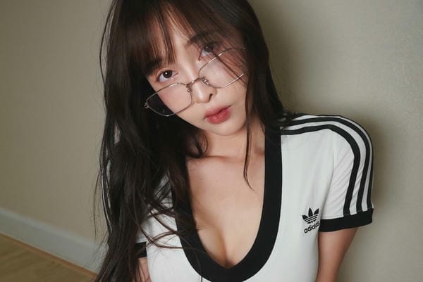 Tên Deerlong thường gắn liền với tài khoản Instagram @arisahomgroon Tên Deerlong thường gắn liền với tài khoản Instagram @arisahomgroon
