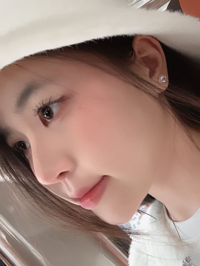 Từ tone màu video, outfit cho tới góc quay đều mang cảm giác nhẹ nhàng và nữ tính. Từ tone màu video, outfit cho tới góc quay đều mang cảm giác nhẹ nhàng và nữ tính.