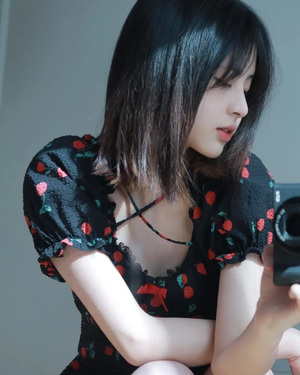Xie Chu Ling xây dựng hình ảnh rất riêng: lạnh, bí ẩn, ít nói nhưng cực cuốn. Xie Chu Ling xây dựng hình ảnh rất riêng: lạnh, bí ẩn, ít nói nhưng cực cuốn.
