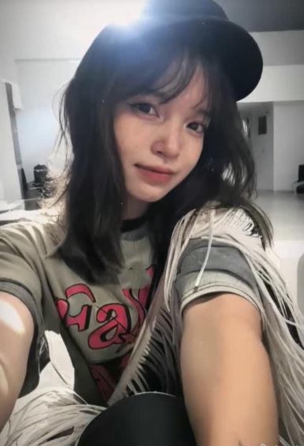 Nhung Layla tên thật là Nguyễn Thị Nhung, sinh năm 2005 tại Hoài Đức, Hà Nội. Nhung Layla tên thật là Nguyễn Thị Nhung, sinh năm 2005 tại Hoài Đức, Hà Nội.